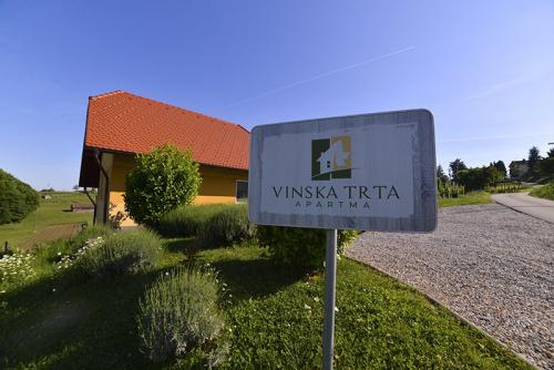 Zajedničko parkirno mjesto ispred apartmana za četiri automobila